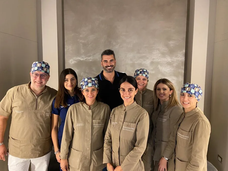 Marco, fondatore di Peak Performance, con il team di uno studio dentistico cliente